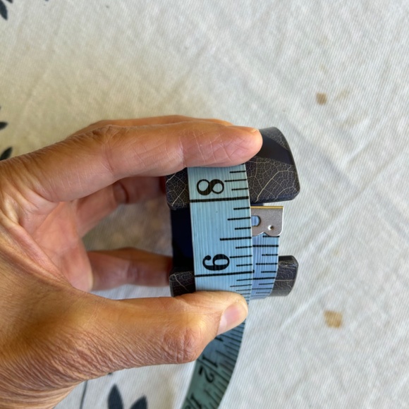 Resin cuff bracelet - cream & off-white - Picture 4 of 8